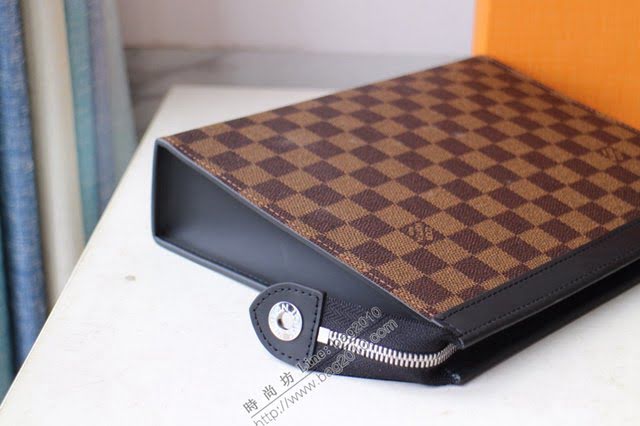 lv手包 Pochette Voyage中號手袋 M61692 啡格 lv男士手拿包  lvqb1143